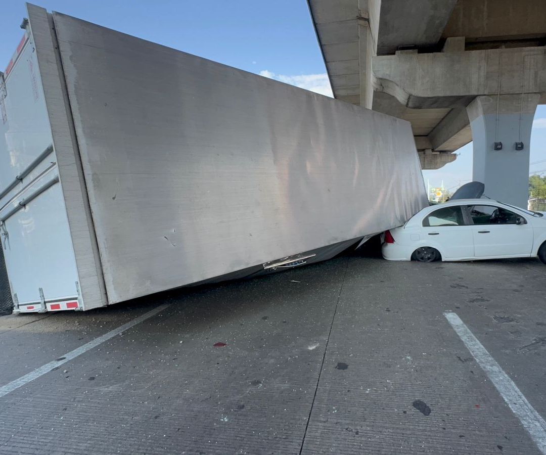 El tractocamió cayó sobre dos automóviles en la autopista.
